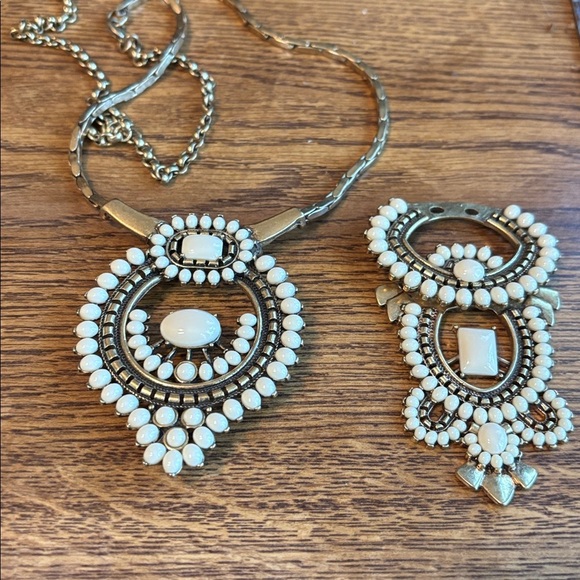 Stella and dot necklace. White stone and antique gold hardware. - Picture 6 of 6
